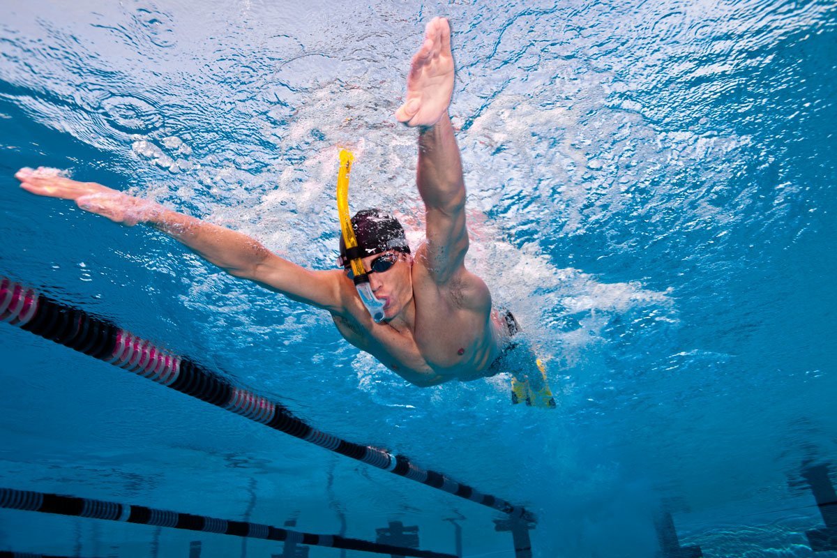 Спортсмен занимающийся плаванием. Пловец в бассейне. Подводный пловец. Пловец в воде. Плавание ныряние.