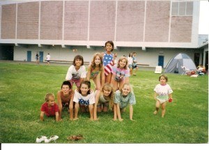 Front row, L to R: Nathan, Justin and Donella. 2nd row, behind Justin and Donella is Tara Kirk. Standing, in stars & stripes swim suit, is Dana Kirk. How cool is that, 3 Olympians in the making!