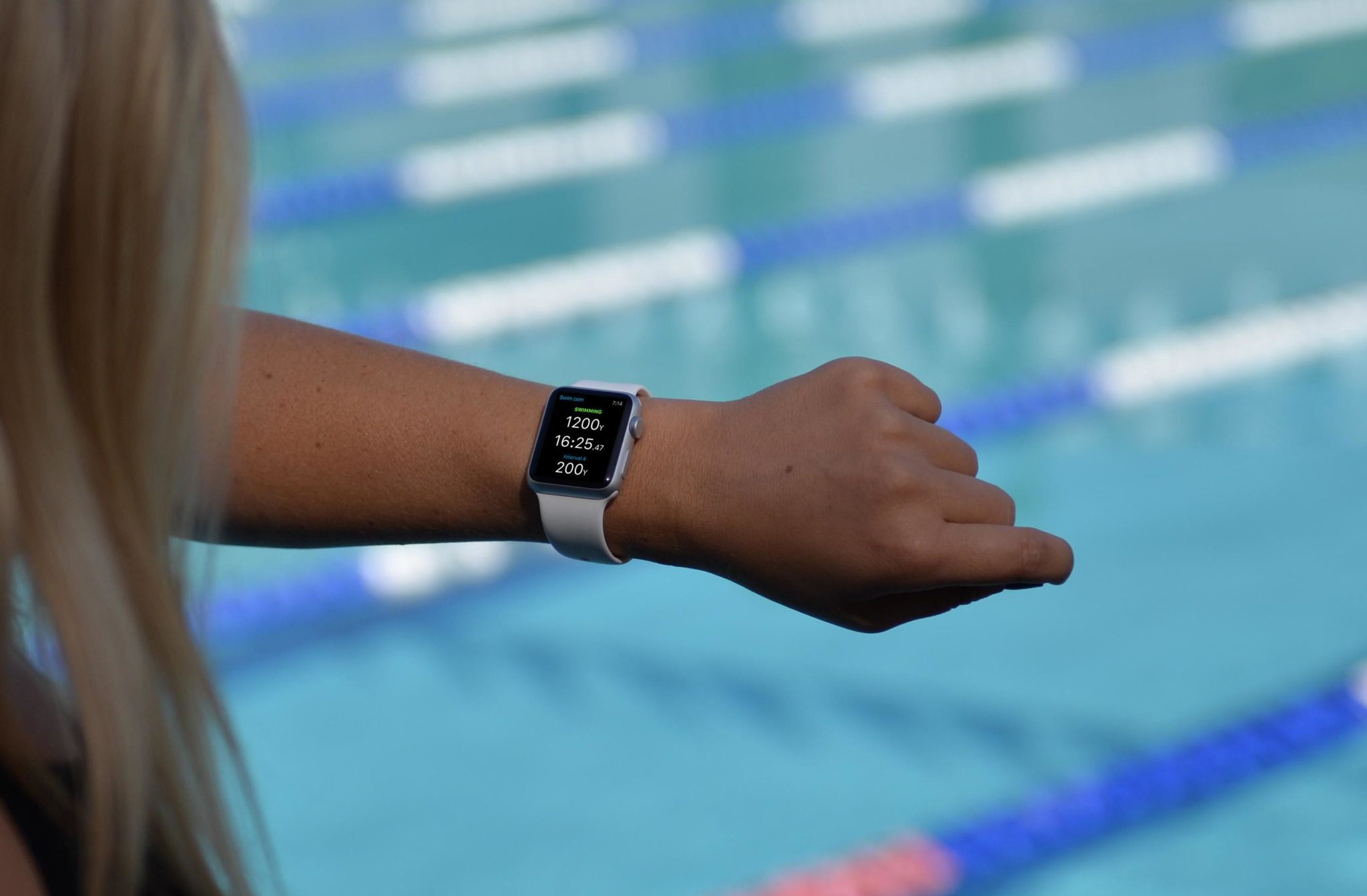 Лучшие часы для плавания. Часы АПЭЛ вотч плавание. Apple watch плавание. Смарт часы для плавания в бассейне. Умные часы на руке.
