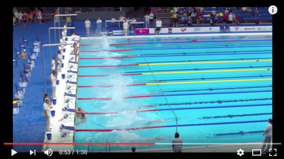 Un nageur espagnol rend hommage aux victimes en Catalogne, tout seul sur le plot, aux Championnats du monde des maîtres