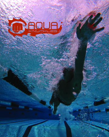 BOY and logo Aqua Knuckles presenta al creador y poseedor del récord mundial de natación en invierno, Peter Plavec