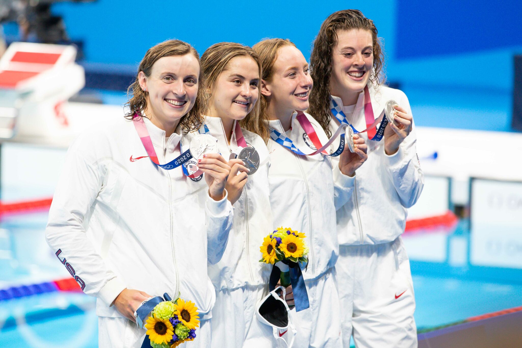 中国奥运金牌800米自由接力被美国游泳运动员DQ'ed。