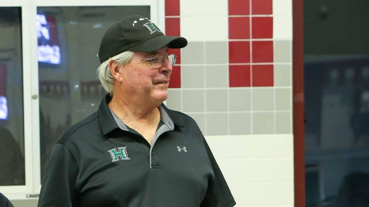 Hawaii Head Diving Coach Mike Brown Will Retire at End of 2021