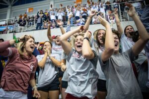 Stanford Cheering By Jack Spitser CD8I9522 Campeonatos de la NCAA de la División I femenina de 2023: Night 2 Photo Vault
