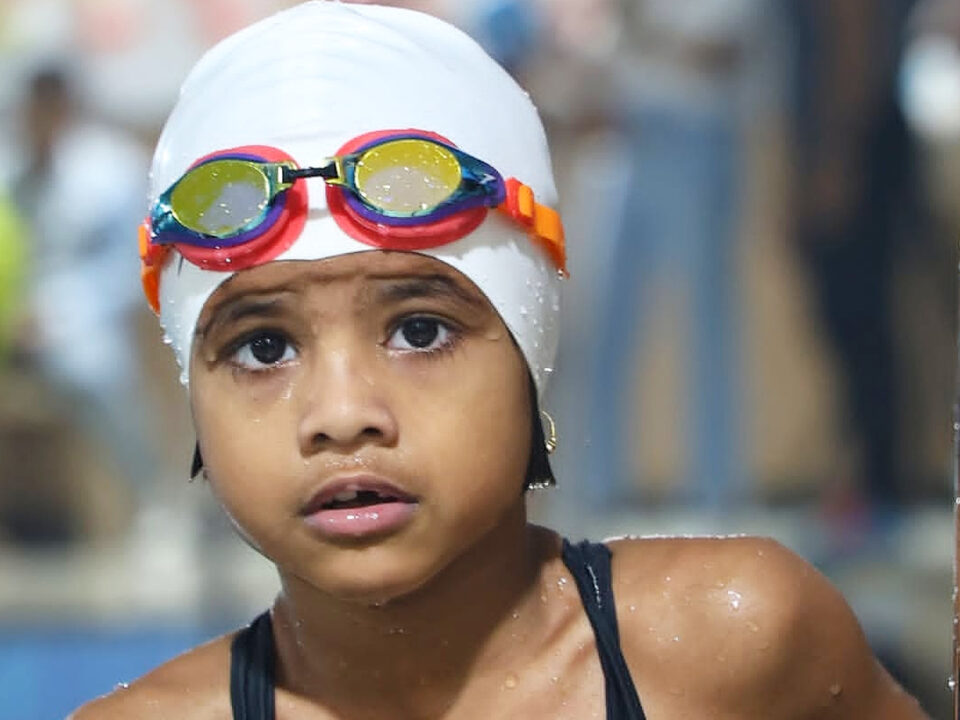 7yr ki Sara Vartak Ne 36 KM Swim 9 hours and 32 minutes Me Krke Record Bnaya